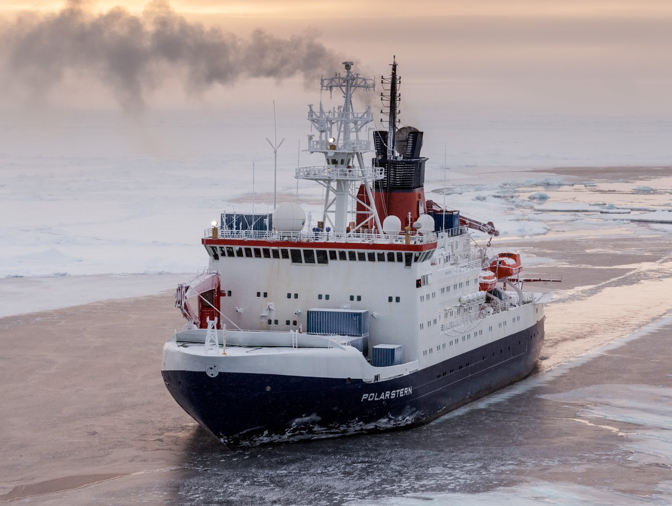 Forschungsschiff "Polarstern" in arktischen Gewässern
